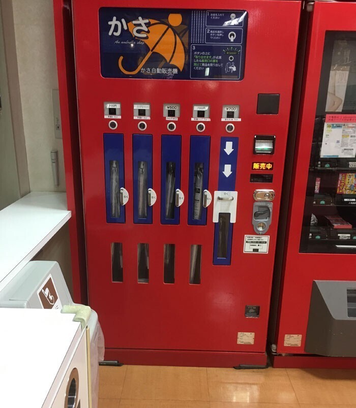 Япония, автомат по продаже зонтиков