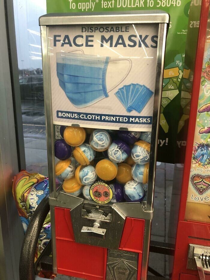 В наше время без торгового автомата, торгующего масками, не обойтись