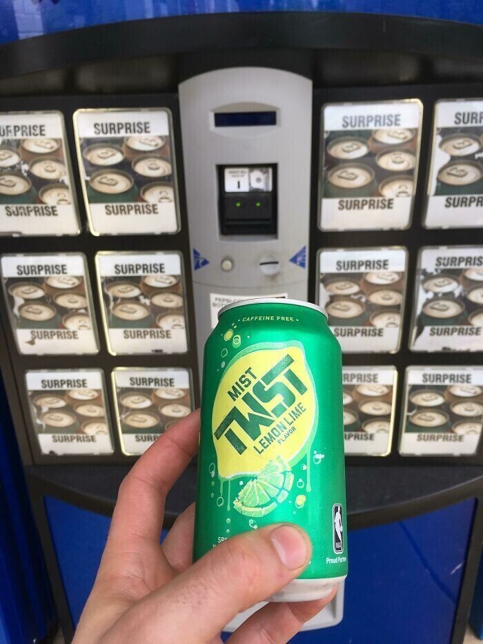 Автомат "Сюрприз" за 35 центов (25 рублей) выдаст вам банкугазировки со случайным вкусом