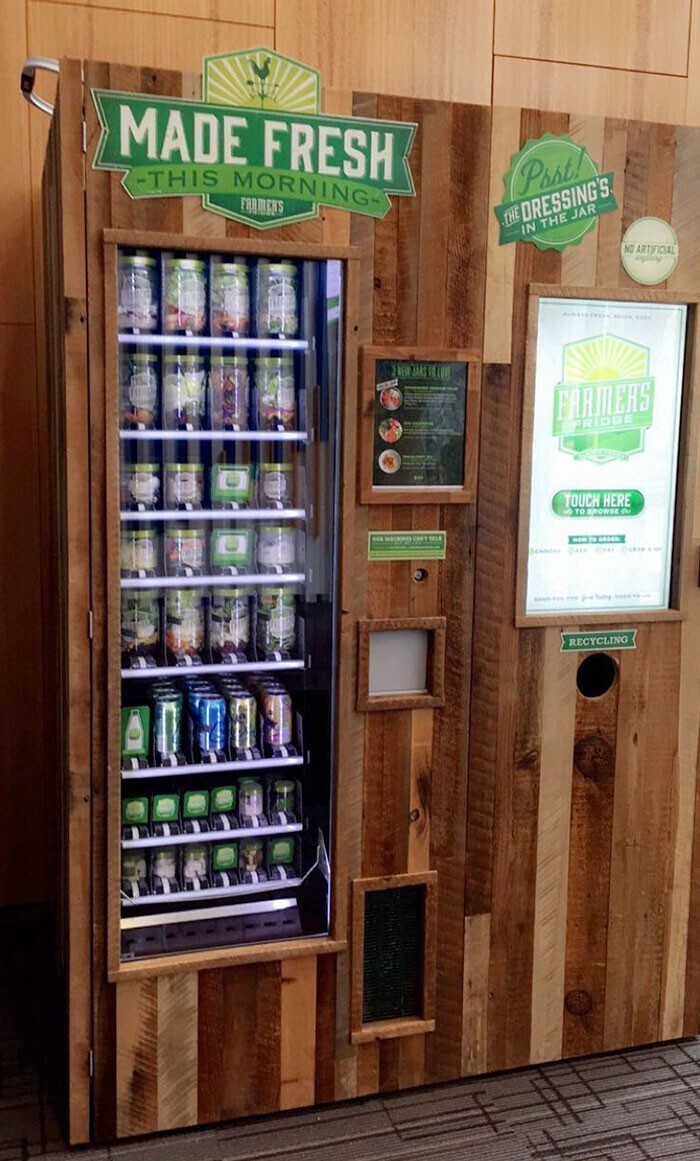 В клинике стоит автомат по продаже здоровой еды - свежих салатов