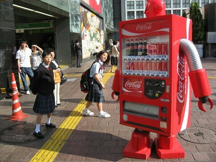 Шагающий торговый автомат-робот в Японии