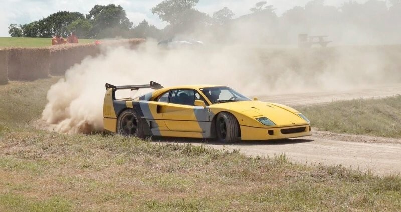 Легендарный суперкар Ferrari F40 покинул свою естественную среду обитания, чтобы показать, на что он способен на грунтовой дороге