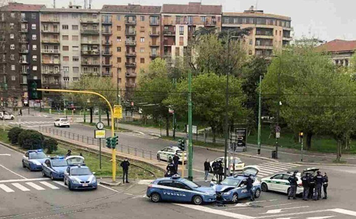 36. Две полицейские машины умудрились врезаться друг в друга в Милане, где дороги пустуют из-за карантина