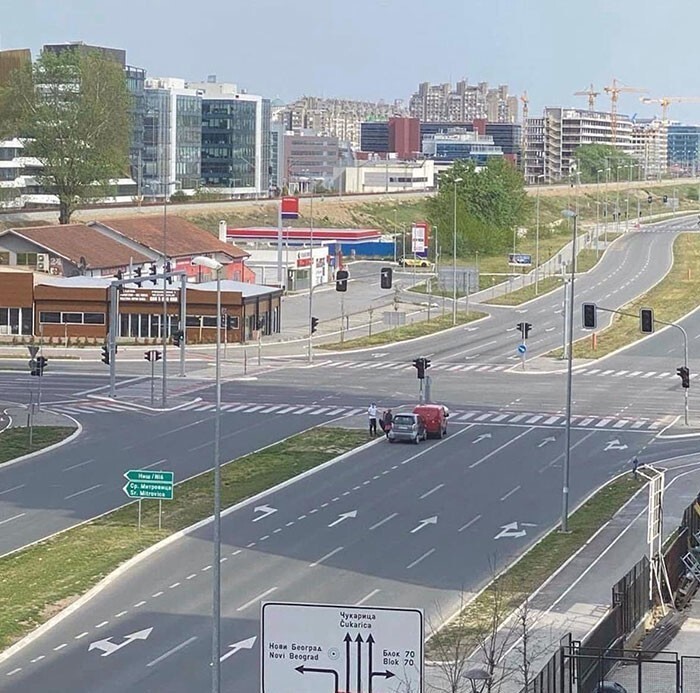 2. Буквально единственные две машины на дороге в Нови-Београде умудрились столкнуться