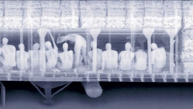И уже много лет, на актуальных для мигрантов направлениях, стоят рентгеновские установки