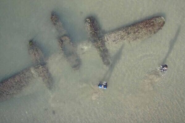 "В Уэльсе прямо возле берега обнаружился бомбардировщик Р-38"