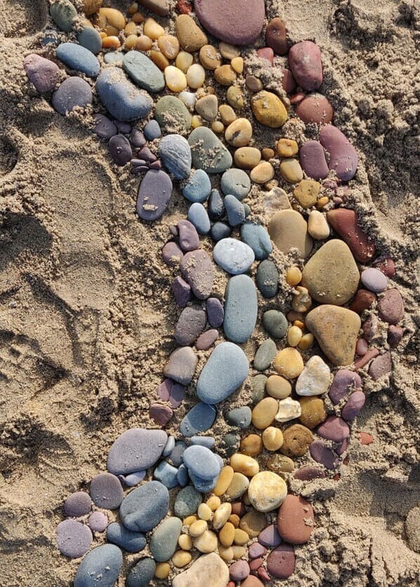 "Кто-то нарисовал радугу из гальки на пляже Хорнси, Великобритания"