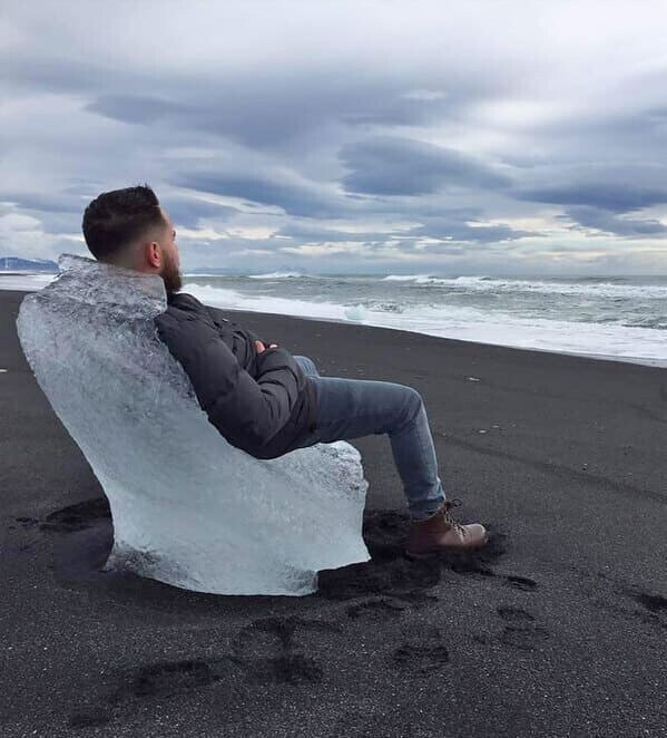 "В Исландии на пляже нашел кусок льда, превратившийся в удобное ледяное кресло"