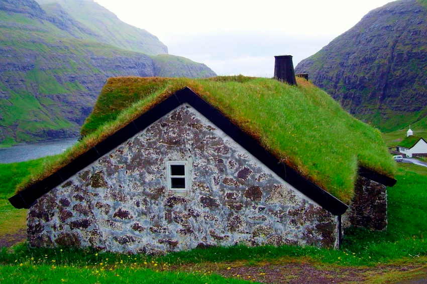 Почему в Скандинавии сажают траву на крыши домов?