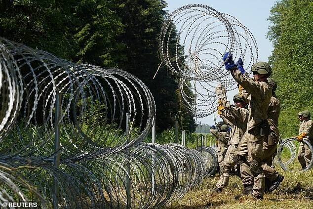 Литва строит забор из колючей проволоки на границе с Беларусью