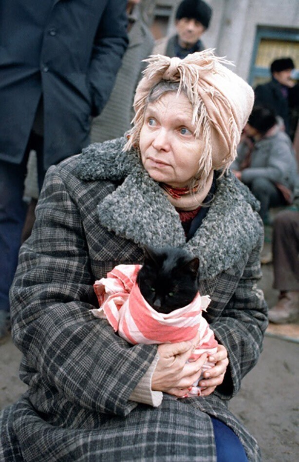 Жительница Грозного с кошкой на руках в ожидании эвакуации из зоны боевых действий, февраль 1995 год