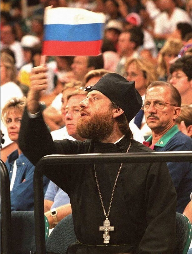 Православный священник болеет за женскую сборную России по баскетболу во время летних Олимпийских игр 1996 г. в Атланте (США), 31 июля 1996 год