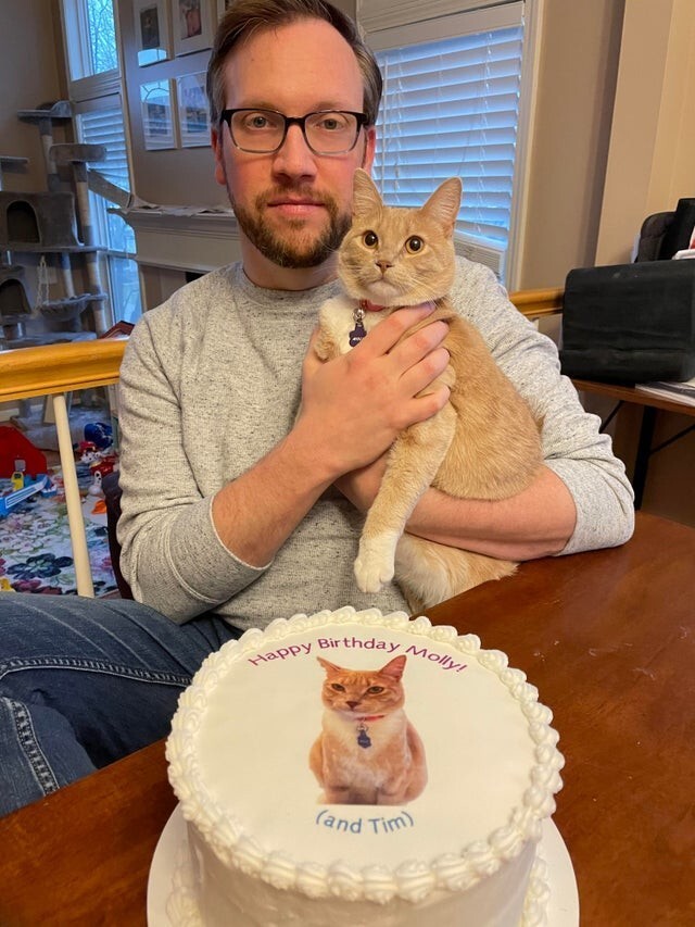 Муж всегда поздравляет кота с днём рождения