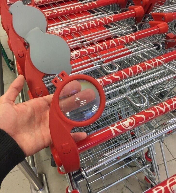 Супермаркет встроил линзы в ручки тележек, чтобы пожилые люди могли прочитать информацию на этикетках