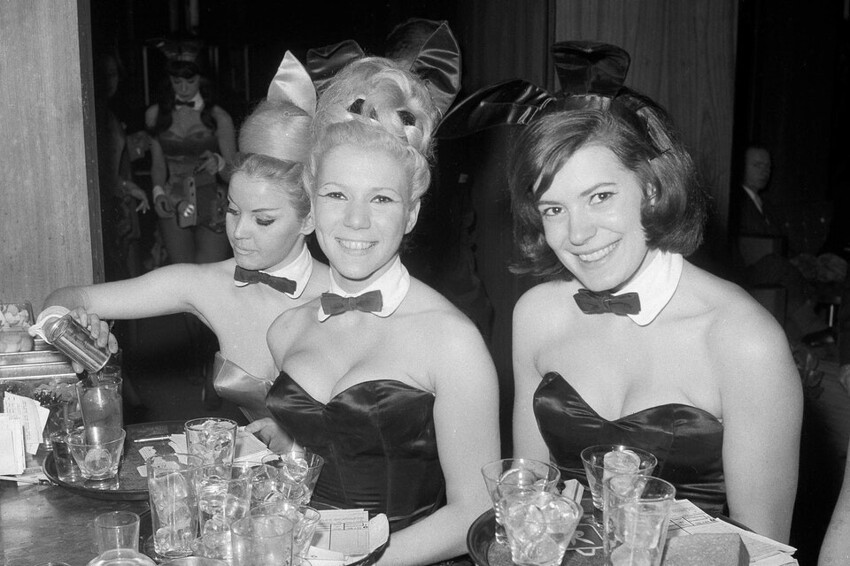 18. Подружки Playboy Элька Хеллманн, Моника Шаллер и Сабрина Шарф подают напитки в нью-йоркском Playboy Club, 1963 год