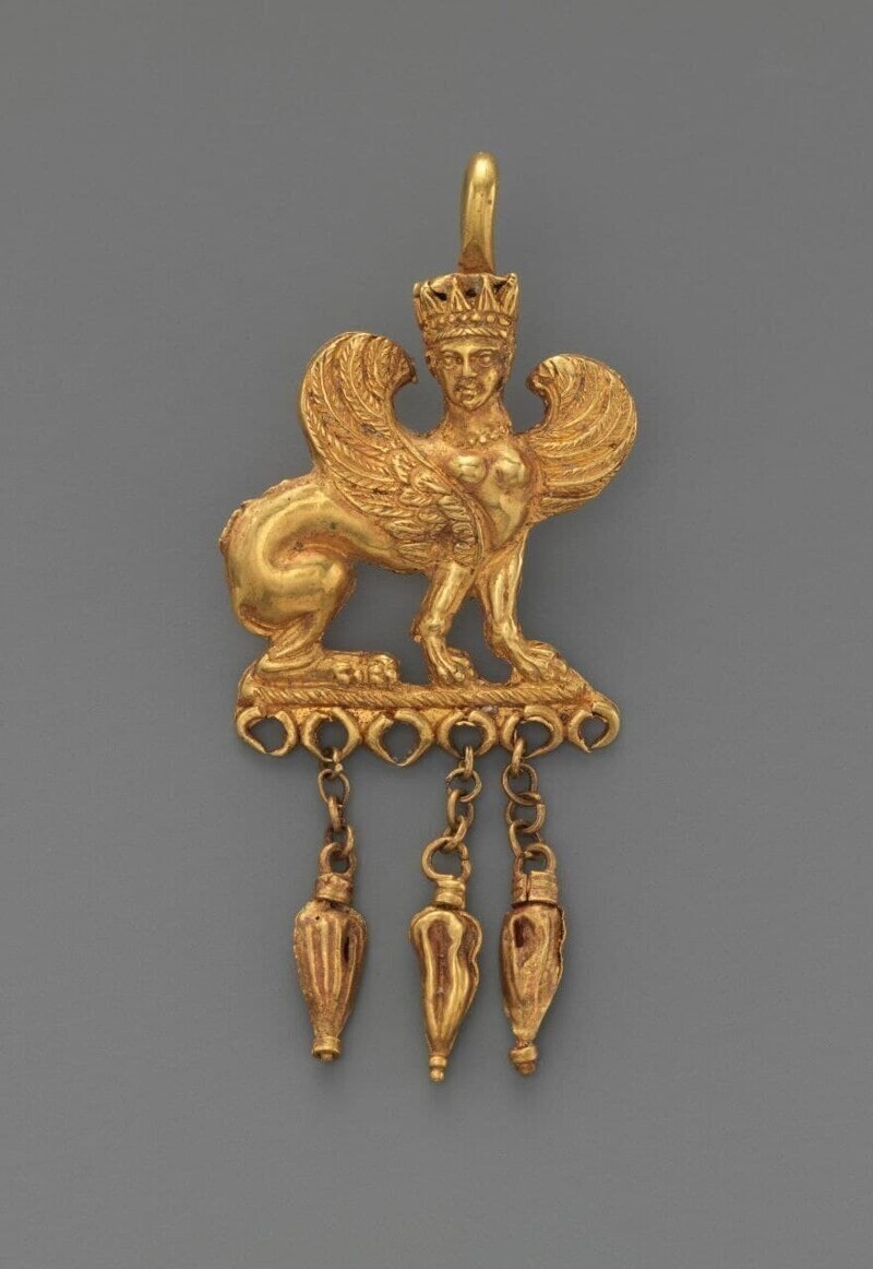 Золотая серьга со сфинксом 4–3 века до н. Э