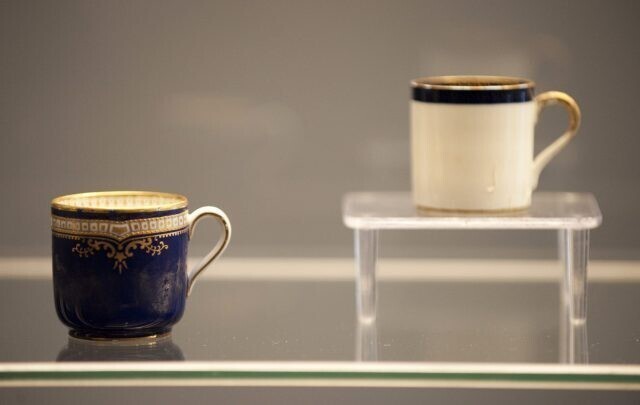 Две чашки с "Титаника" на выставке в музее