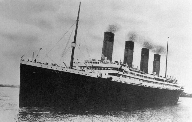 Фотография "Титаника", отправляющегося в первый рейс