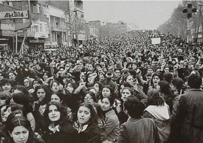 Иранские женщины протестуют против принудительного ношения хиджаба, 1979