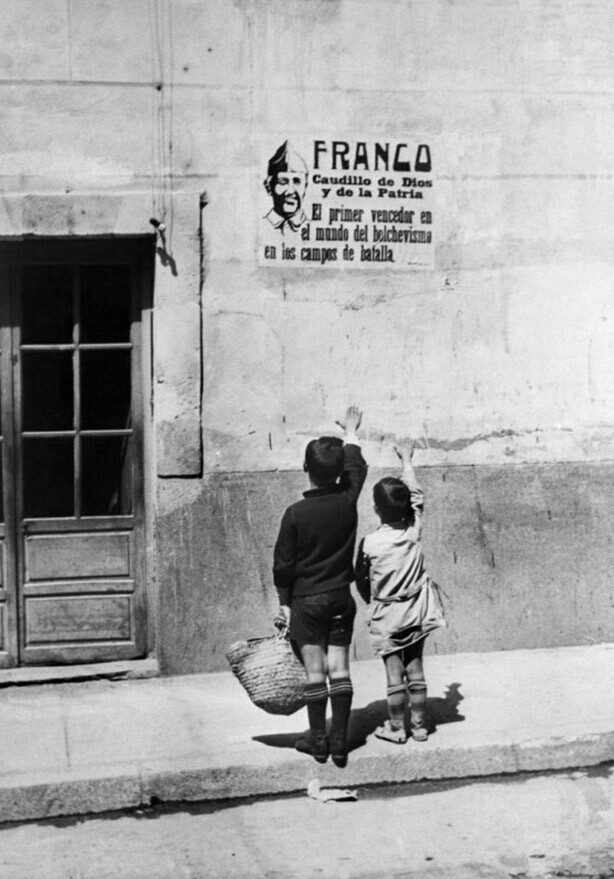 Дети приветствуют настенную агитацию генерала Франко в Испании во время гражданской войны, 1937 год.