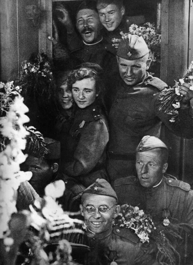 Советские солдаты возвращаются с Победой, 1945 год.