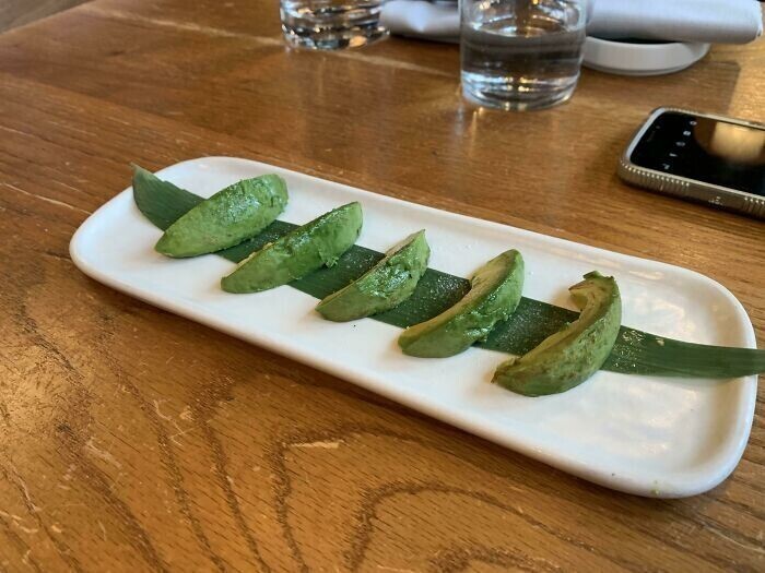 Ролл с авокадо из модного суши-ресторана