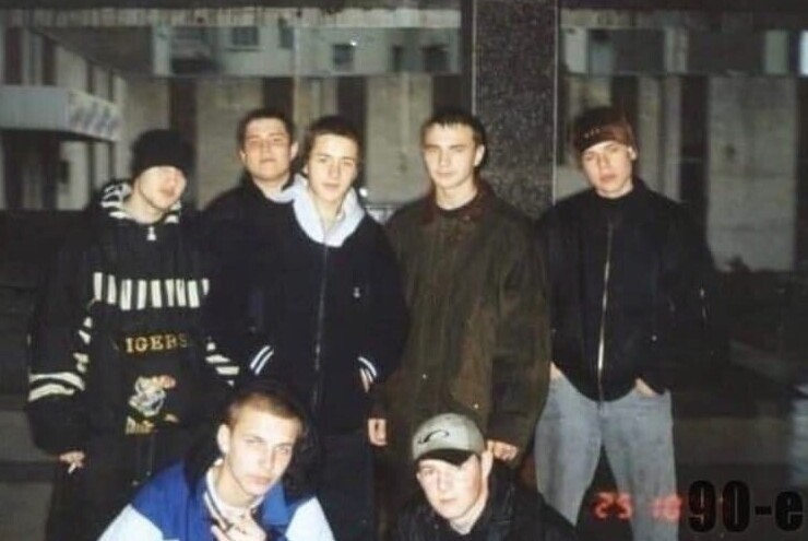 10. Ростовский рэперы: в верхнем ряду Влади и Шым (крайние справа), с нижнем - Баста (слева), 1997 год