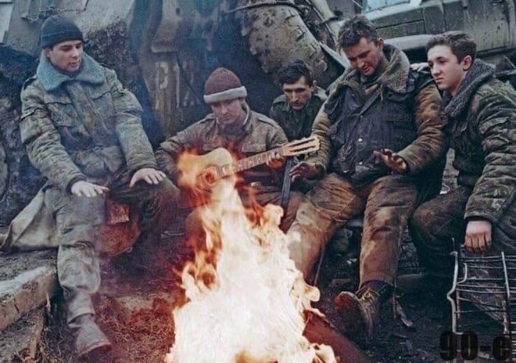 17. Российские военнослужащие в перерыве между боями. Чеченская республика, 1995 год