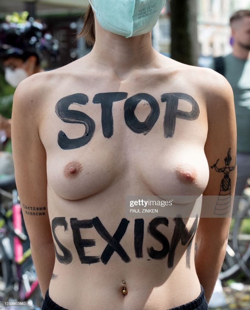 «Свободу сиськам»: в Берлине сотни полуголых девушек устроили протестный велопробег