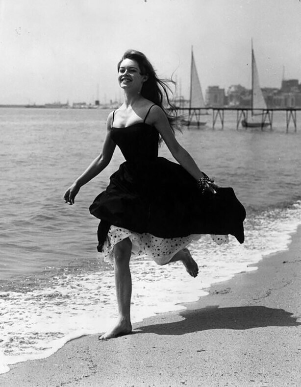  Бегущая по волнам... Брижит Бордо  На пляже в Каннах 1956 год