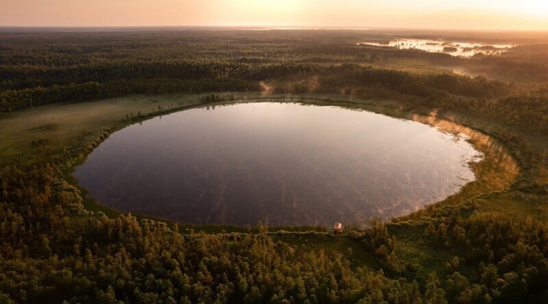 На месте падения гигантского метеорита под Тверью образовалось идеально круглое озеро