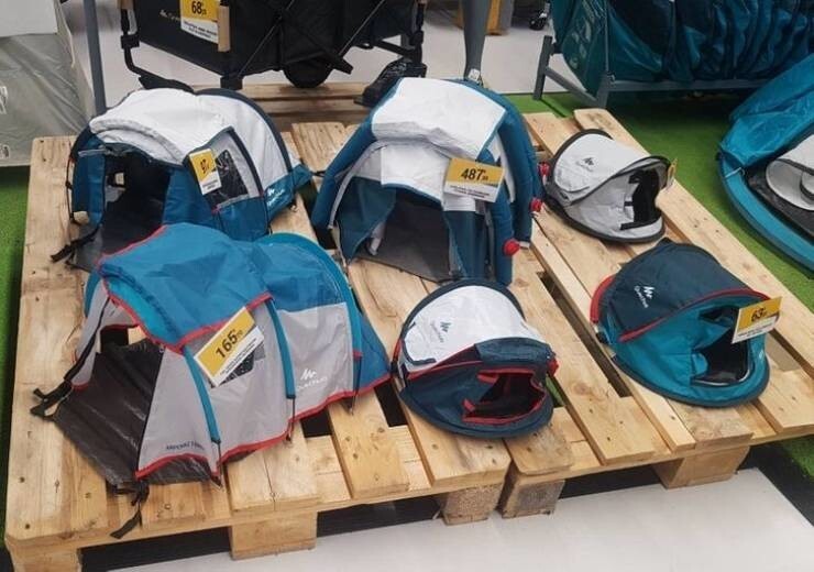 23. В спортивном магазине выставлены маленькие модели палаток, чтобы сэкономить место