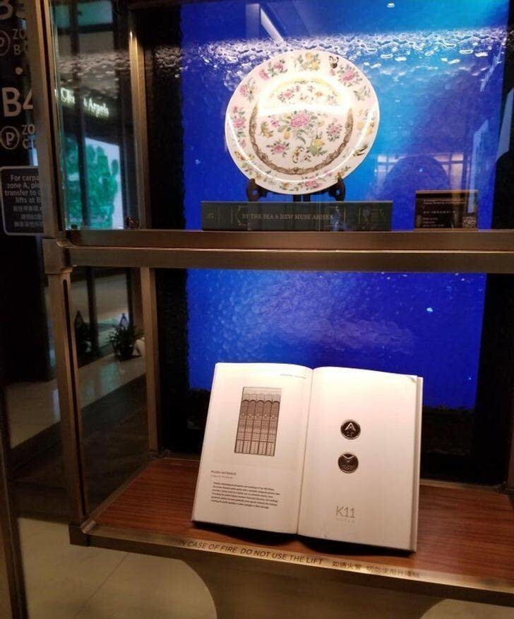 18. Кнопки лифта в торговом центре установлены внутри книги на дисплее