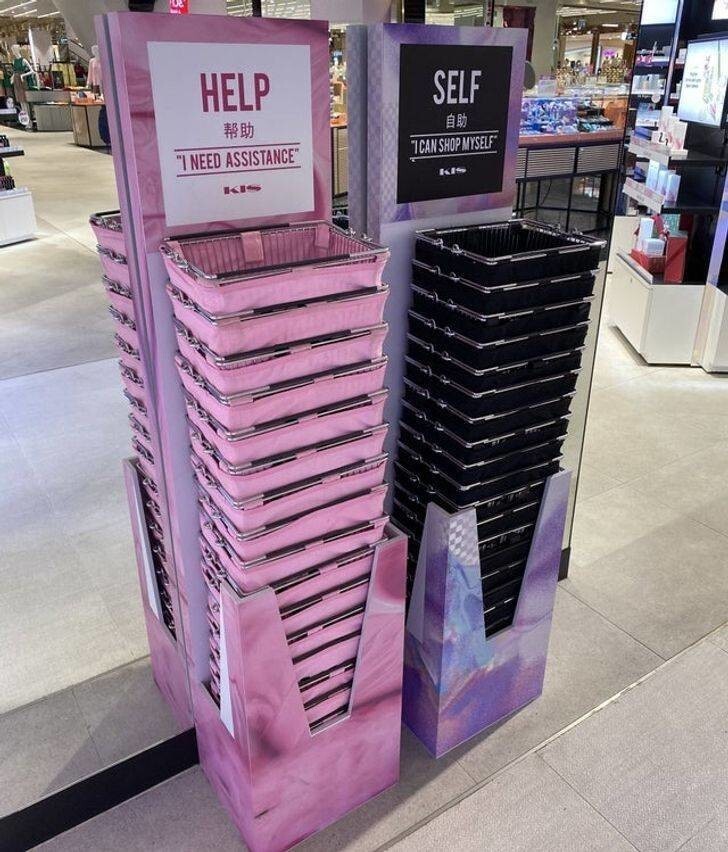 22. Магазин в Бангкоке: розовая корзина для покупателей, которым нужна консультация, и черная для тех, кто не хочет, чтобы к ним приставали