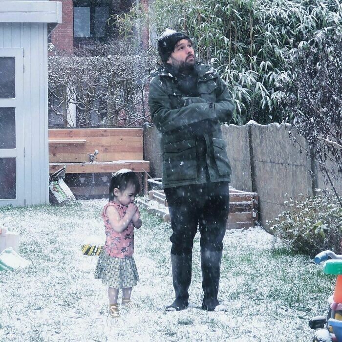 Ребенок впервые видит снег, а папа нет - вот и вся разница