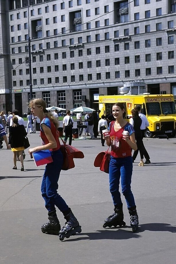 Девушки на роликах предлагают табачную продукцию фирмы «Pall Mall», Россия, Москва, 1998 год