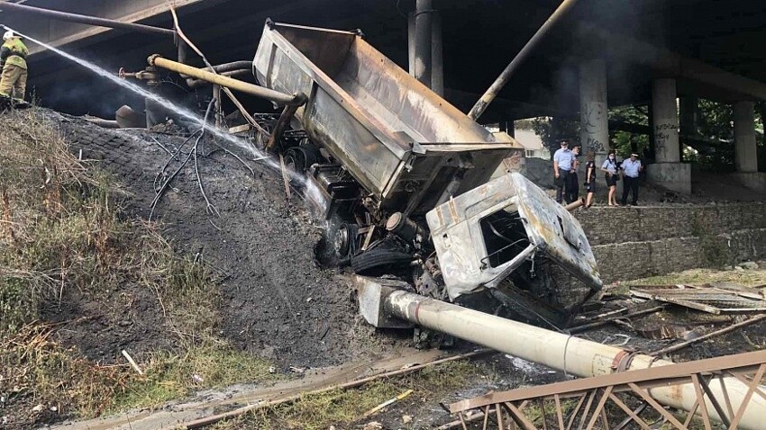 В Саратове грузовик рухнул с моста на газовую трубу и спровоцировал мощный пожар