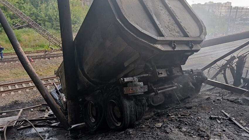 В Саратове грузовик рухнул с моста на газовую трубу и спровоцировал мощный пожар