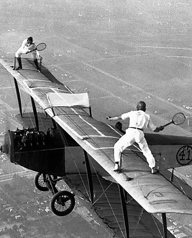 Глэдис Рой, которая любит делать необычные вещи с самолетами, еще к тому же любит играть в теннис. 