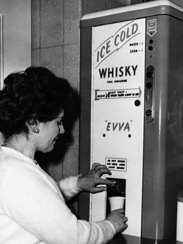 Американский автомат разливающий ледяной виски, такие автоматы можно было встретить даже в офисах, 1950 г.