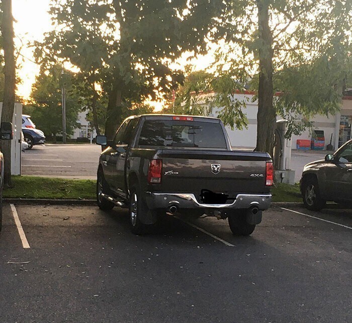 Те, кто паркуется, занимая два места