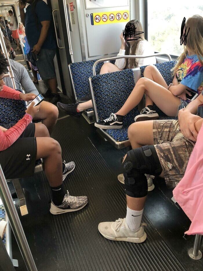 Те, кто вытягивает ноги на сиденье в общественном транспорте