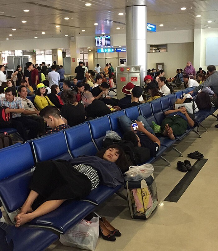 Любители поспать на креслах в переполненном аэропорту