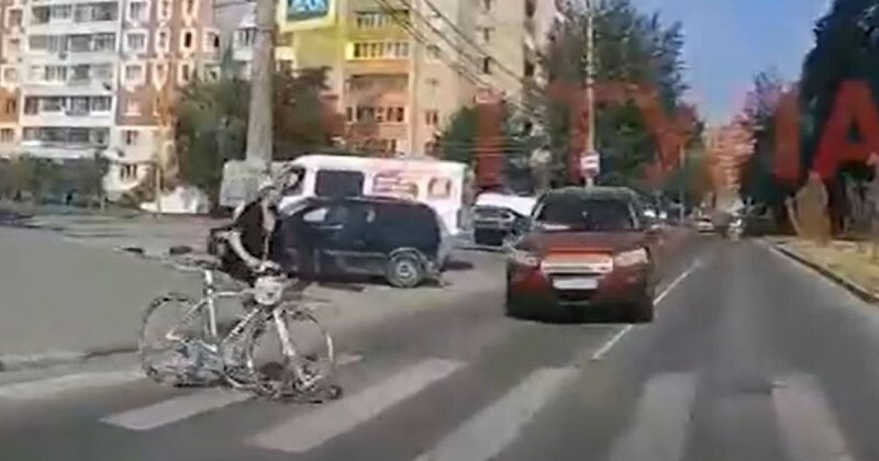 В Туле на пешеходном переходе водитель кроссовера чуть не сбил велосипедистку и поехал дальше