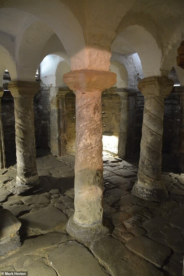 Саксонский склеп в Рептонской церкви и место захоронения короля Виглафа, которое показывает сходство с пещерами "Якорной церкви"