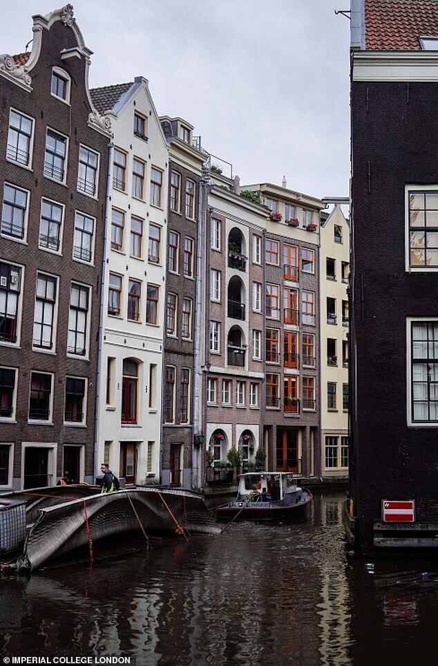 В Амстердаме открыли первый в мире 3D-мост