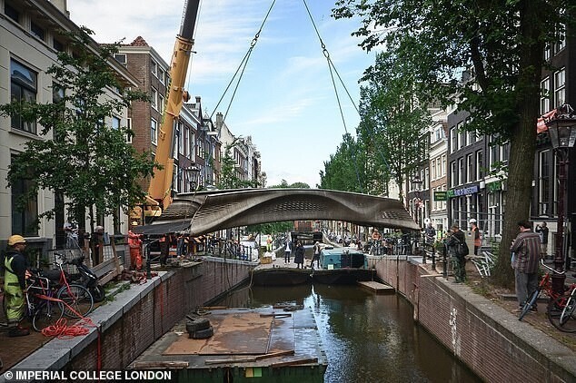 В Амстердаме открыли первый в мире 3D-мост