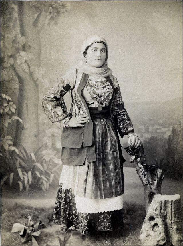 Балканский женский костюм