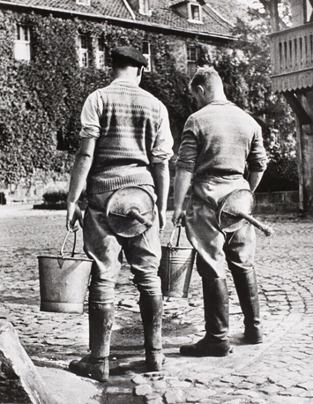 Студенты Сельхозинститута со стульями для дойки.Германия, Нойдек, 1934 год
