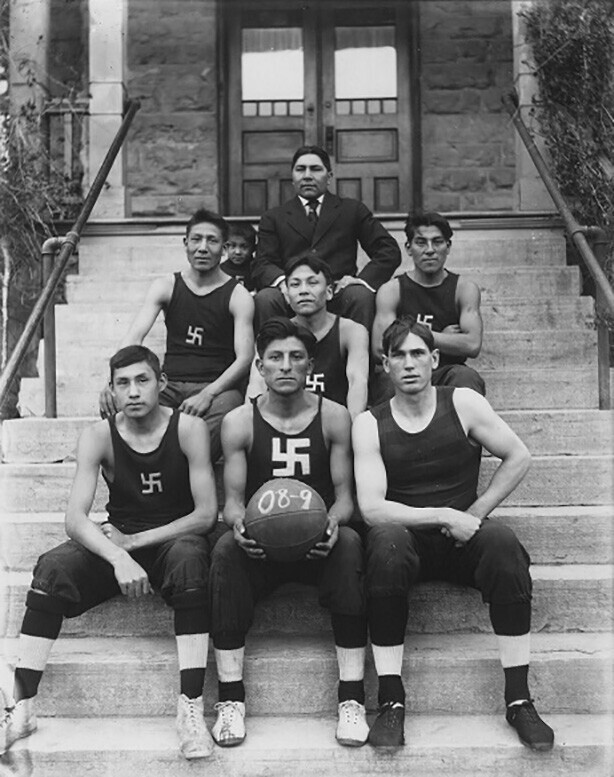Баскетбольная команда Индейской школы Чилокко (штат Оклахома), США, 1909 год..